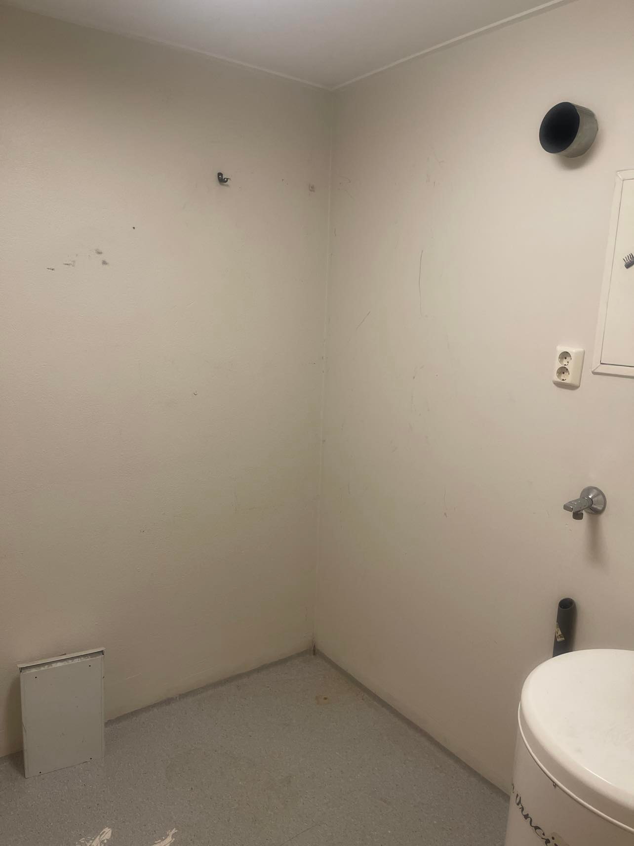 Vaskerom med plass til vaskemaskin